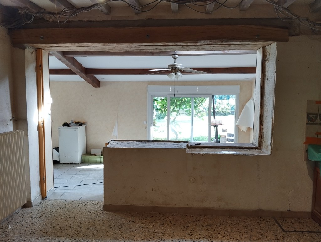 Ouverture Pisé, linteau en chêne équarri à la&nbsp;hache